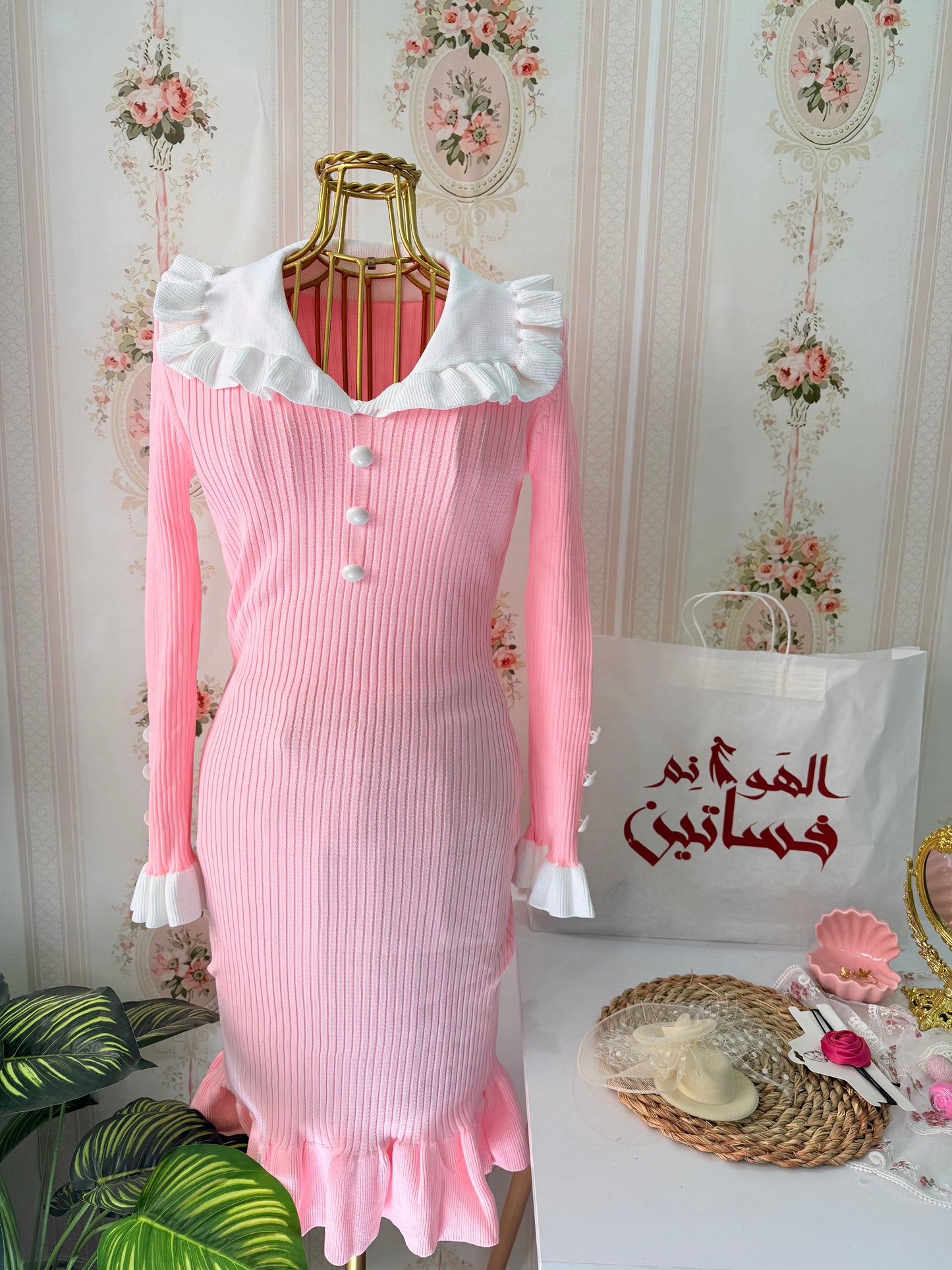 فستان بياقه انيقه (الزراير مش بتتفتح)