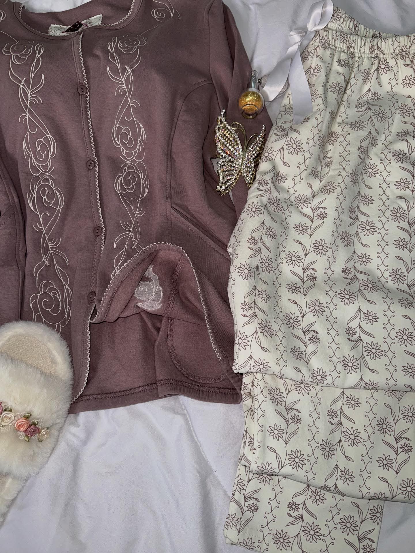 بيجامة مطرزة بزراير تحفاا