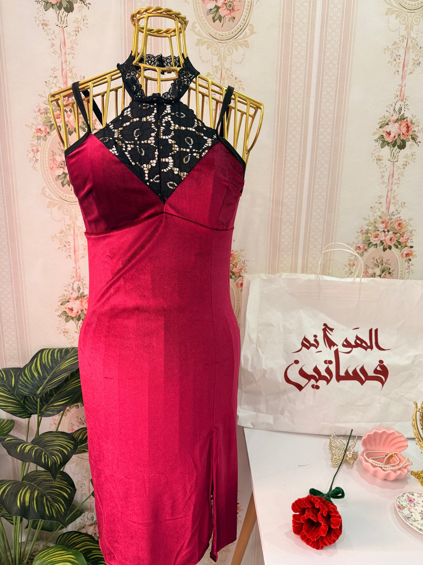 فستان قطيفه بدانتيل