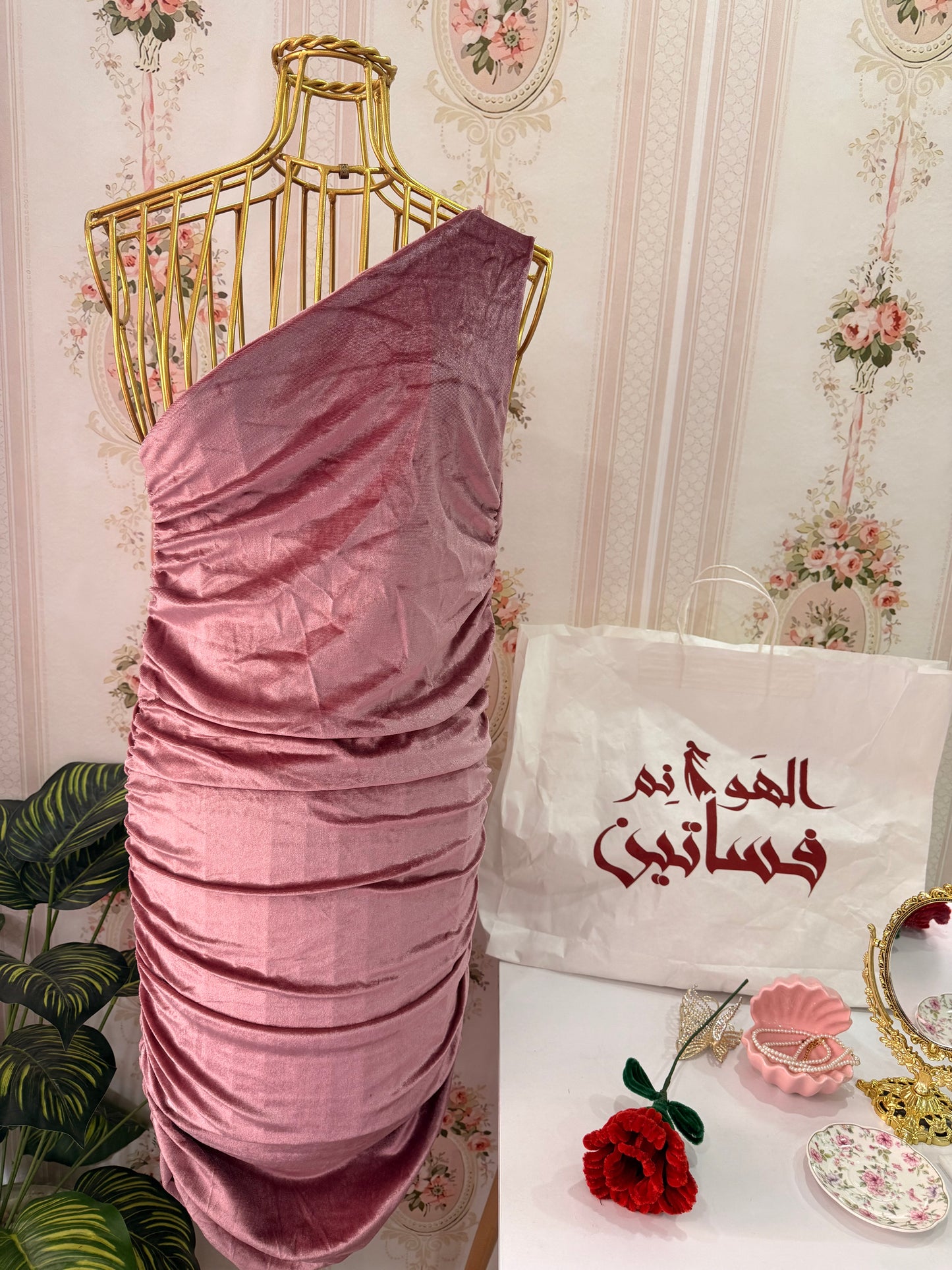 فستان قطيفه كتف واحد