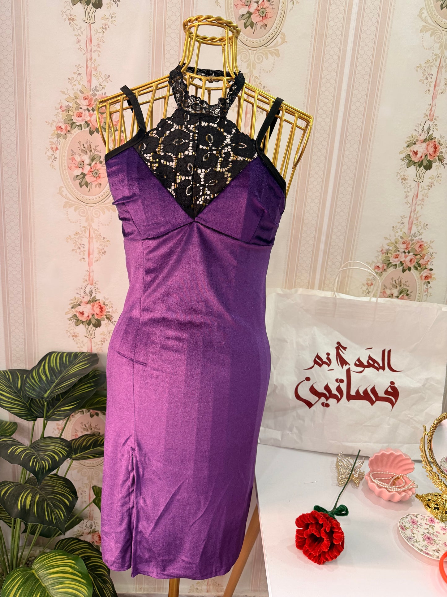 فستان قطيفه بدانتيل