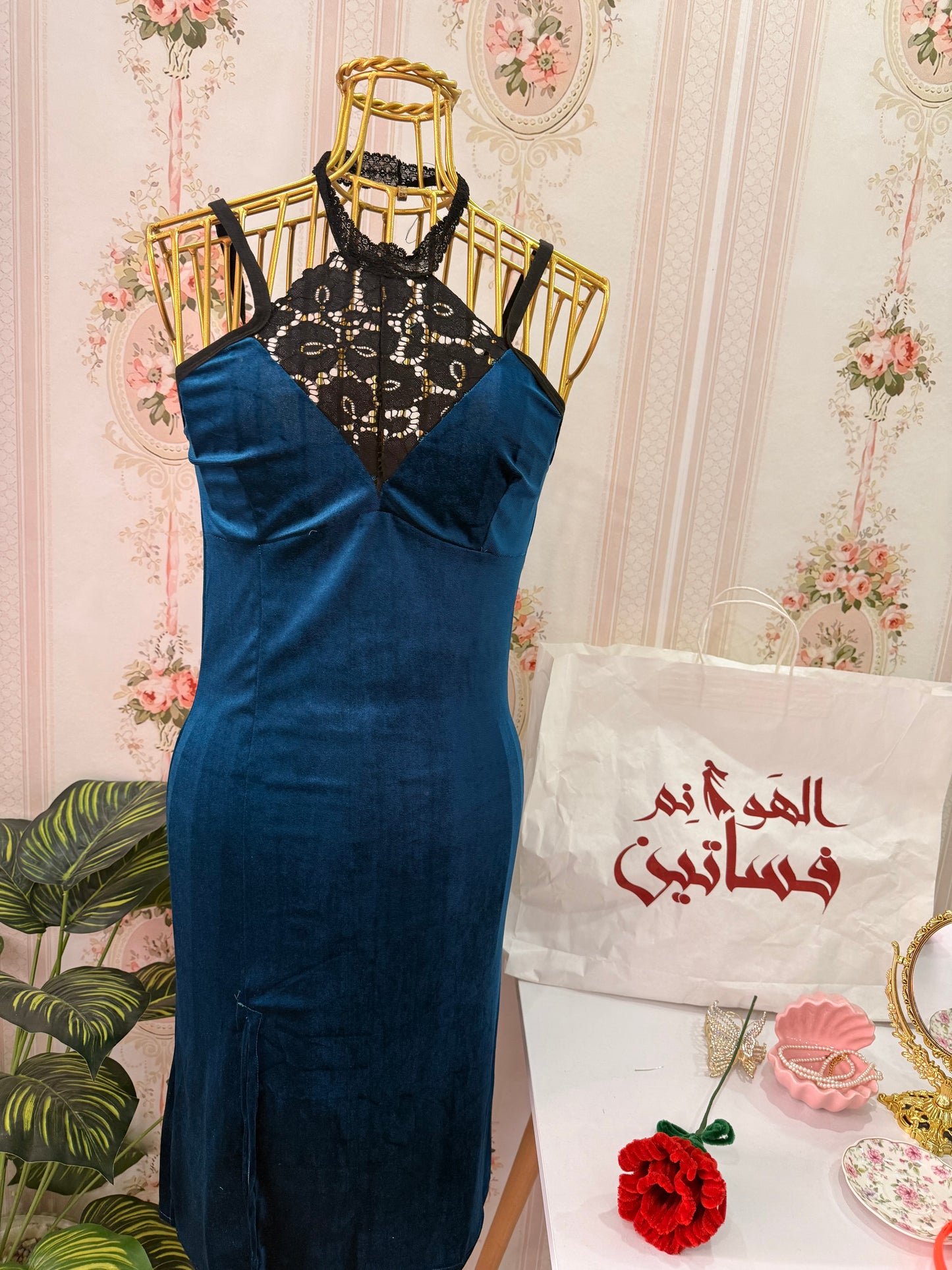 فستان قطيفه بدانتيل