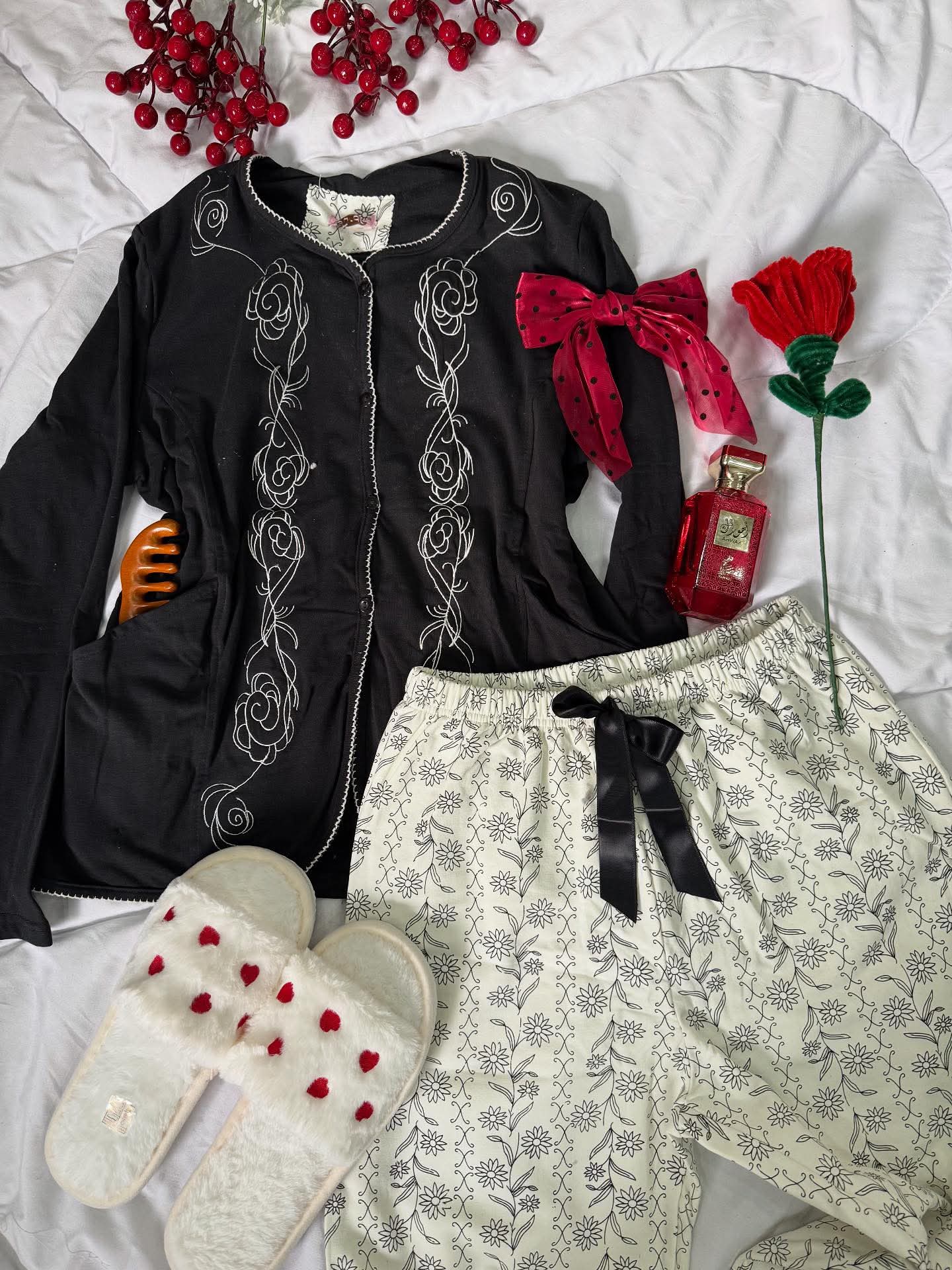 بيجامة مطرزة بزراير تحفاا