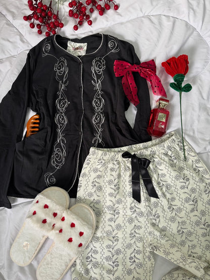 بيجامة مطرزة بزراير تحفاا