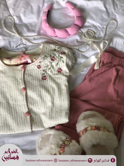 بيجامة مطرزة