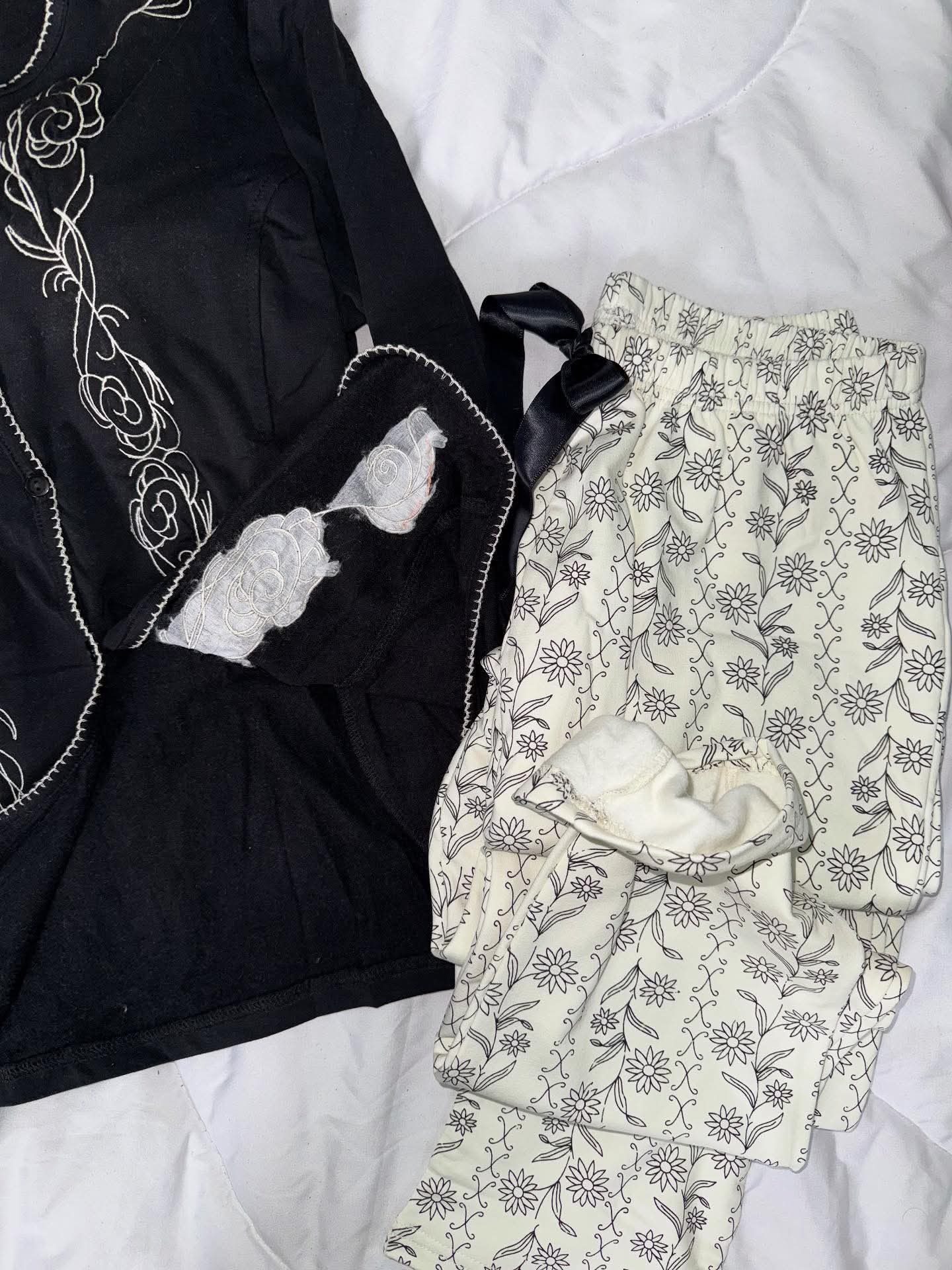 بيجامة مطرزة بزراير تحفاا