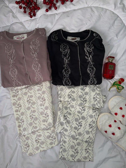 بيجامة مطرزة بزراير تحفاا