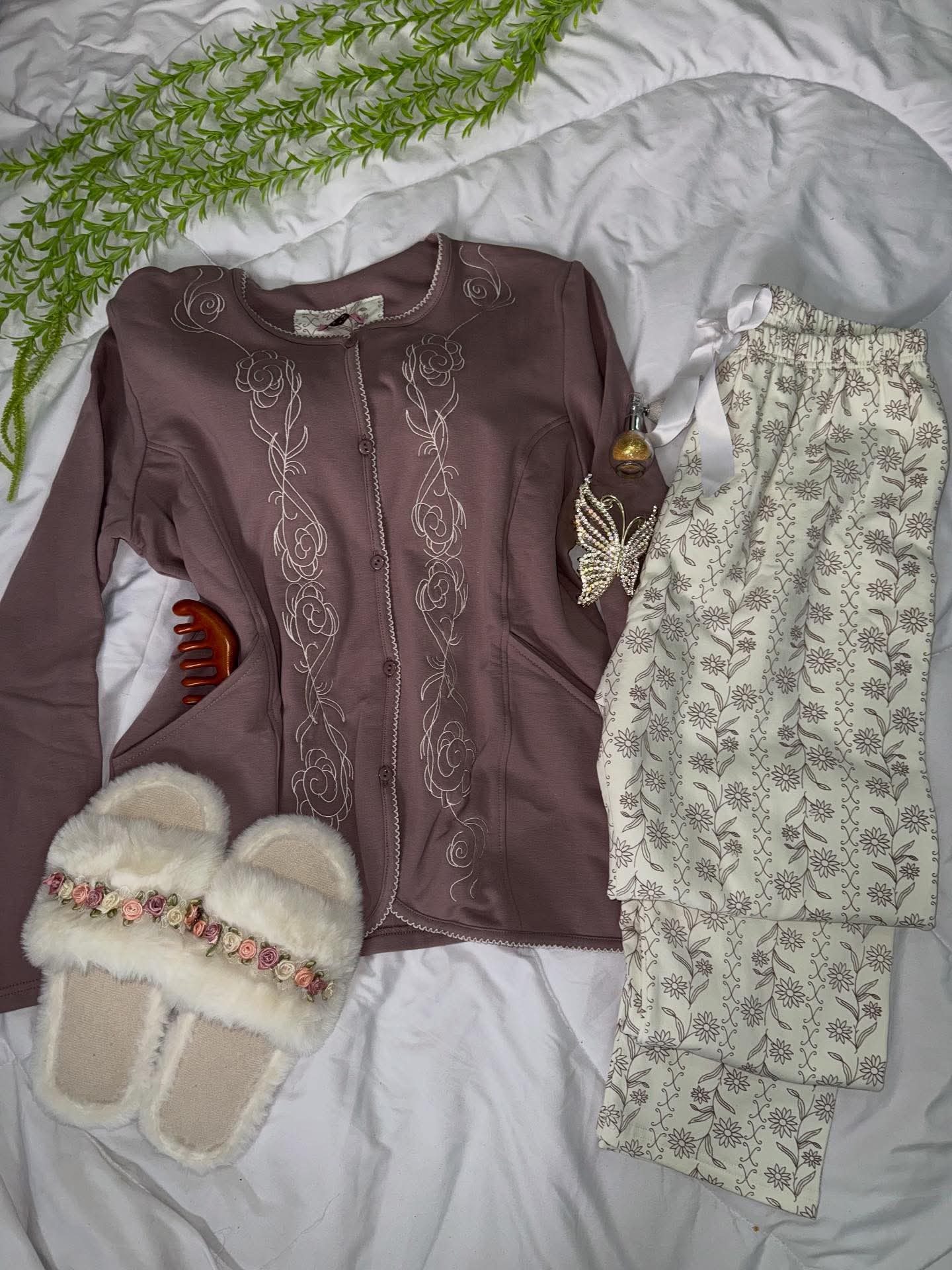 بيجامة مطرزة بزراير تحفاا