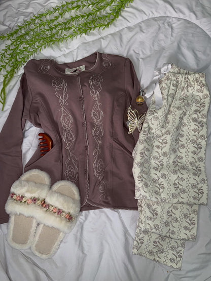 بيجامة مطرزة بزراير تحفاا