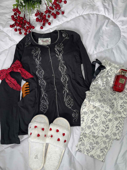 بيجامة مطرزة بزراير تحفاا