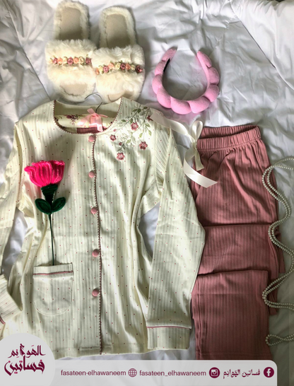 بيجامة مطرزة