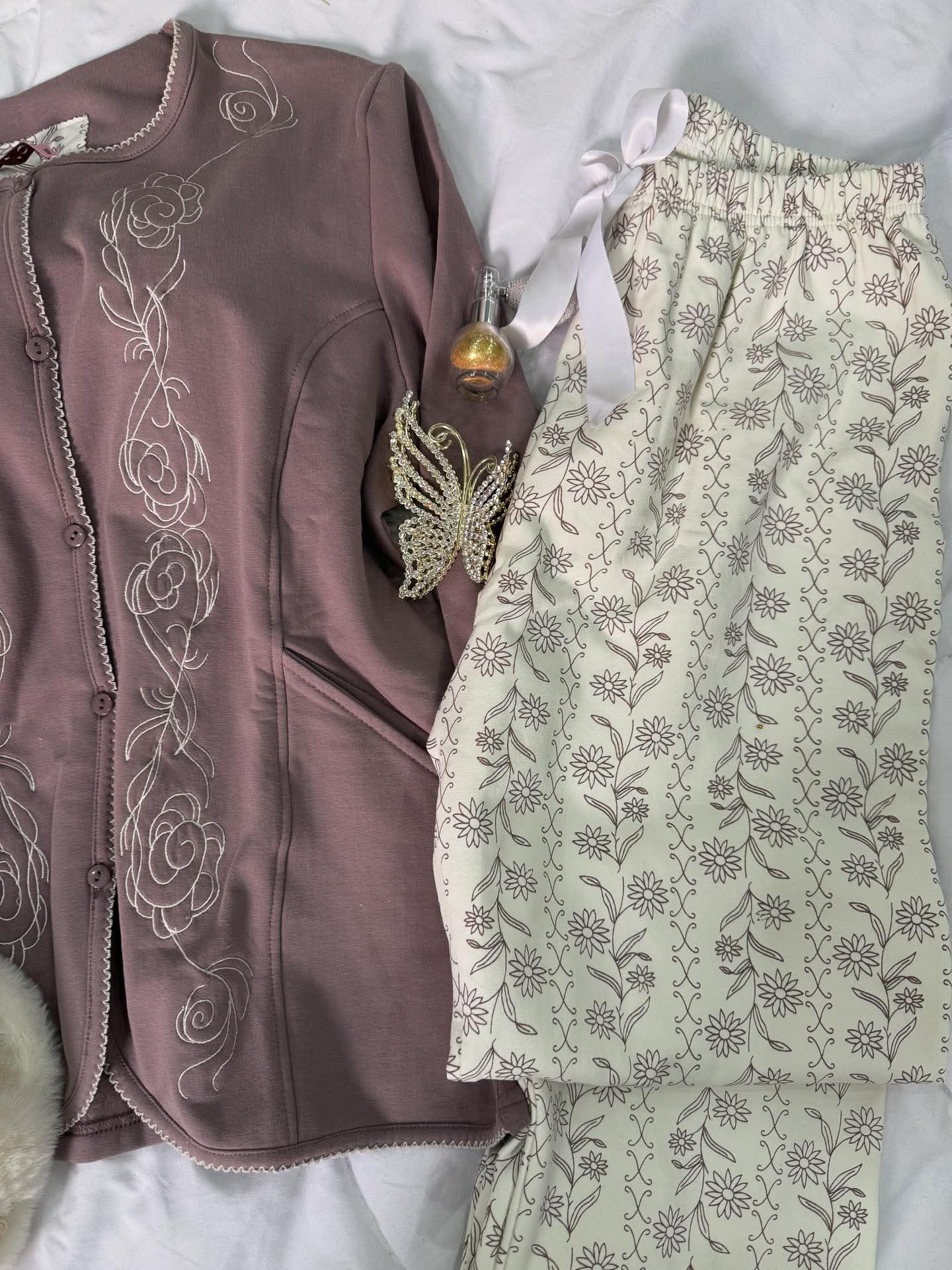 بيجامة مطرزة بزراير تحفاا