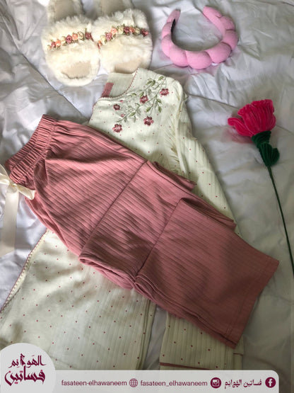 بيجامة مطرزة